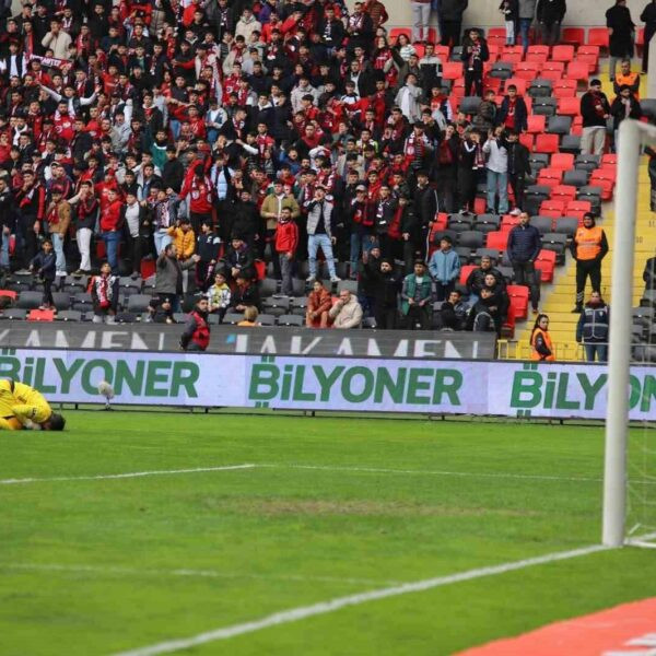 Gaziantep FK ve Sivasspor oyuncularının mücadelesi-4