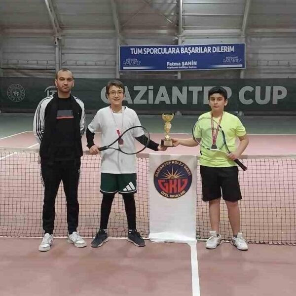 Gaziantep Kolej Vakfı Özel Okulları öğrencileri tenis müsabakasında ödül alıyor.