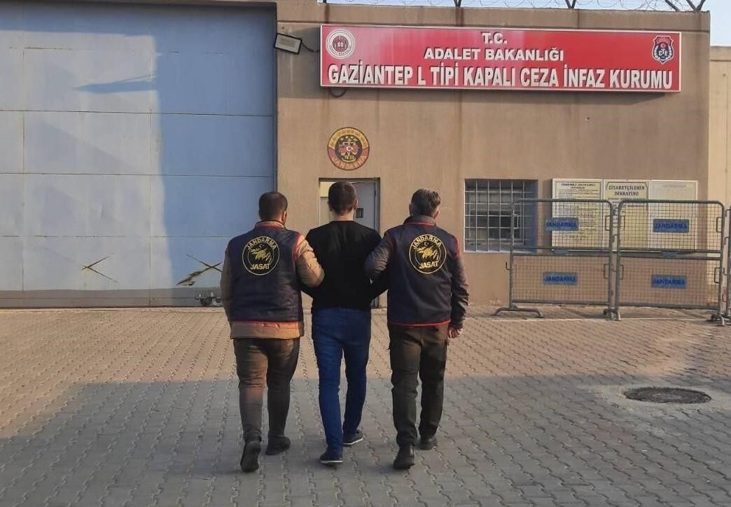 Gaziantep’te Uyuşturucu ve Ruhsatsız Silah Ticaretiyle İlgili 22 Yıl Cezası Çıkan Şahıs Yakalandı