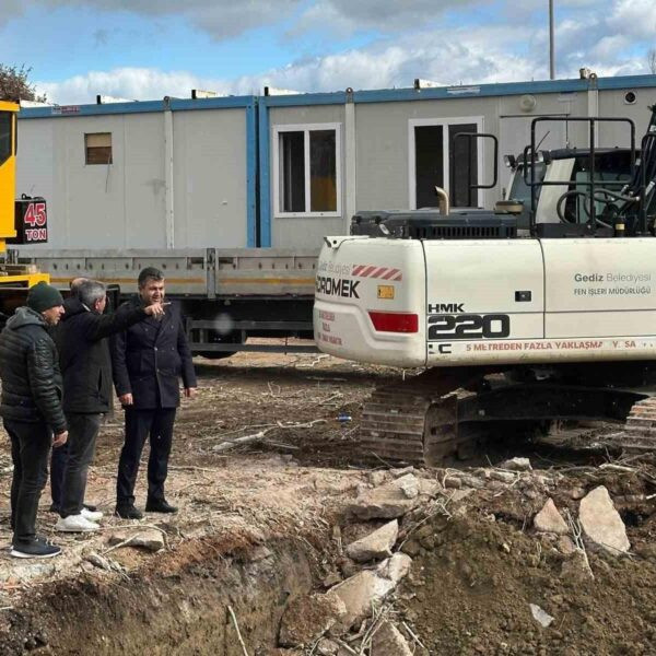 Gediz Belediye Başkanı Necdet Akel, yeni akaryakıt istasyonu projesinin imza töreninde.-1