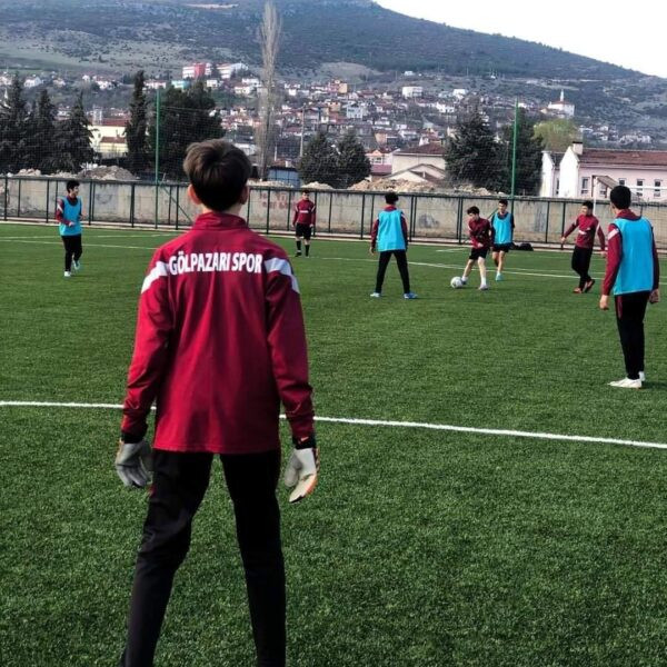 Genç sporcular, Gölpazarı'nda Spor Okulları projeleri kapsamında antrenman yapıyorlar.-1