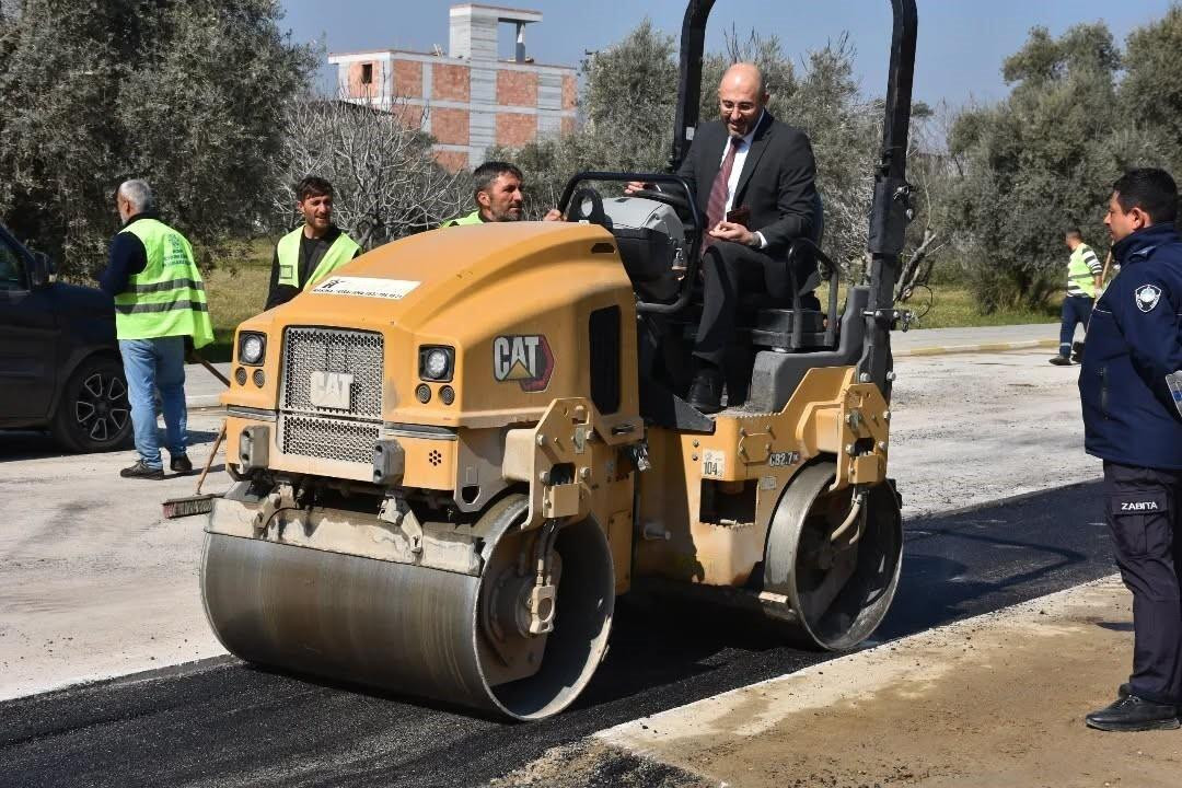 Germencik Belediye Başkanı Burak Zencirci Silindir Makinesini Kullanarak İşçilerin Talebini Kırmadı