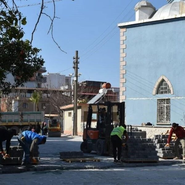 Germencik Belediye Başkanı Burak Zencirci, yol yapım çalışmalarını inceliyor-1