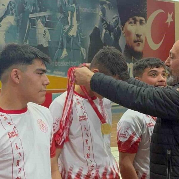 Germiyanoğulları Mesleki ve Teknik Anadolu Lisesi'nin özel öğrencileri futsal müsabakalarında Türkiye yarı finaline yükseldi-2