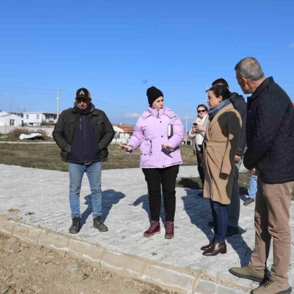 Gökçealan Mahallesi'nde yapılacak yeni aile çay bahçesi projesi hakkında konuşma yapılıyor.-2