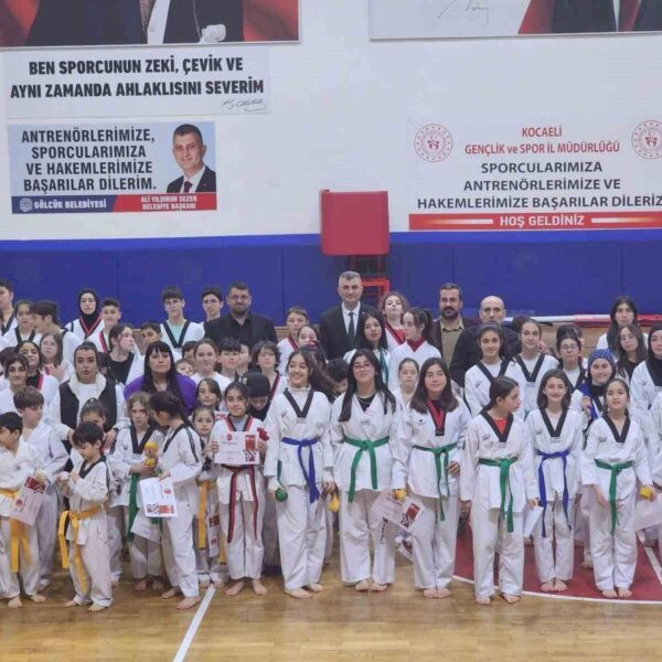 Gölcük Belediye Başkanı Ali Yıldırım Sezer Kuşak Atlayan Sporculara Yeni Kemerlerini Takdim Ediyor-2