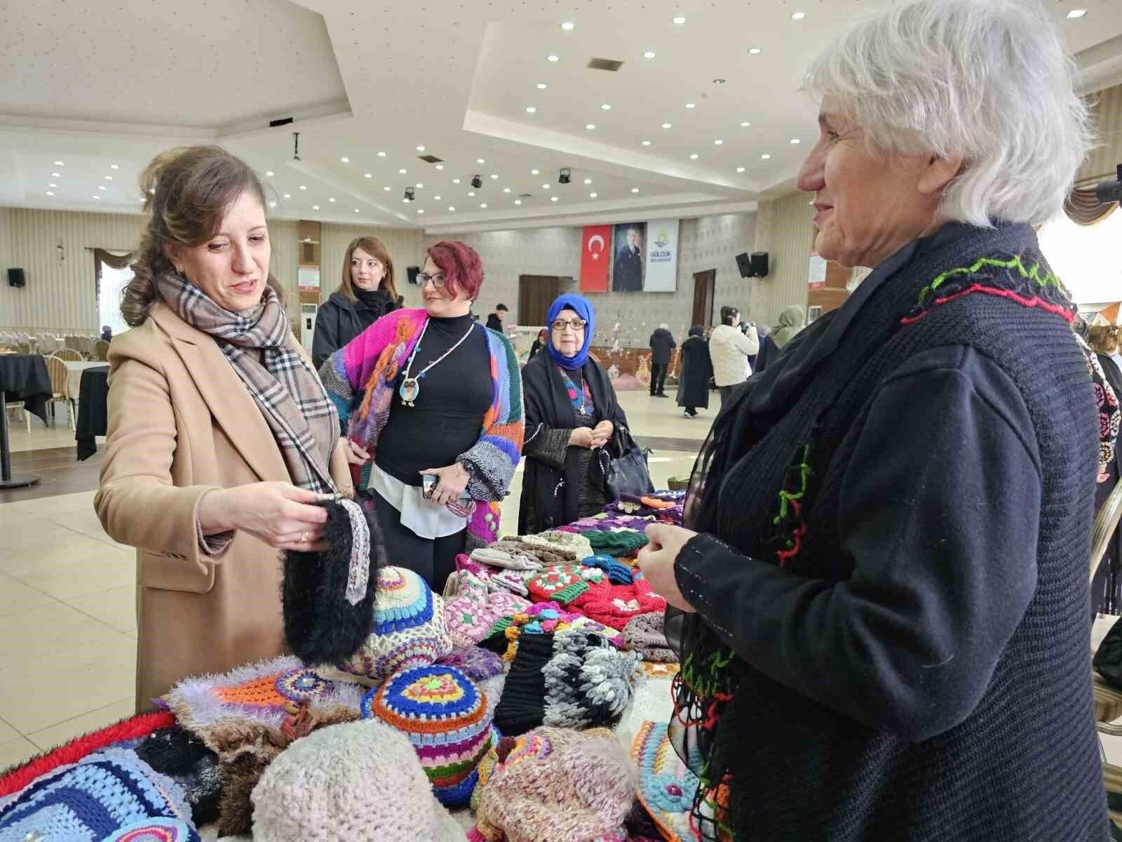 Gölcük’te Örgü Festivali Renkli Anlara Sahne Oldu