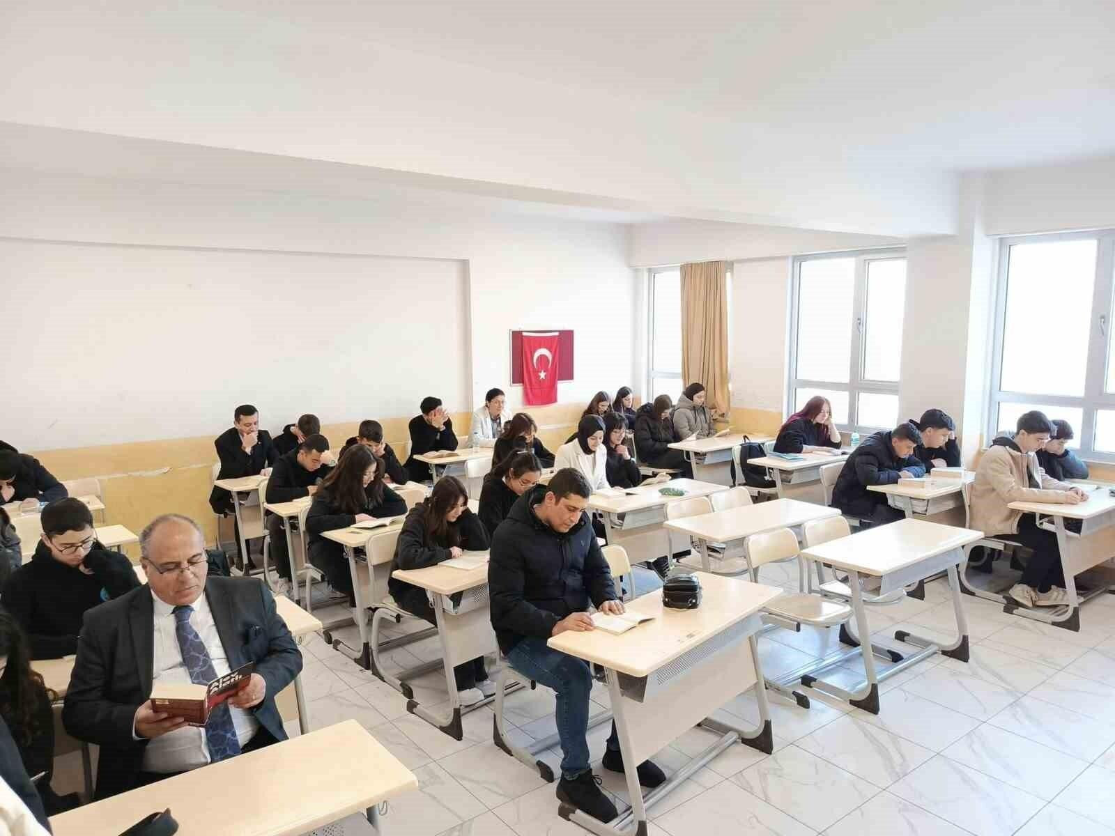 Gölpazarı Kaymakamı Feyza Nur Kılıç, Şehit Kemal Ay Lisesi’nde Öğrencilerle Kitap Okuma Etkinliği Örgütledi