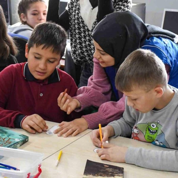 Gönüllü gençlerin kitapları topladığı bir sahne-1