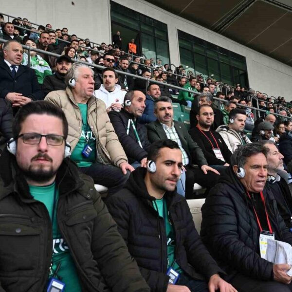 Görme engelli taraftarlar Bursaspor maçını izliyor-1