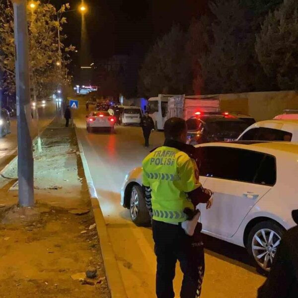 Gözaltına alınan şahısların polis aracına bindiği görüntü.