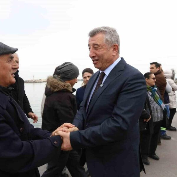 Güzelbahçe Belediye Başkanı Mustafa Günay ve eşi Nermin Günay'ın sevgi yolunda yürüyüşü-1