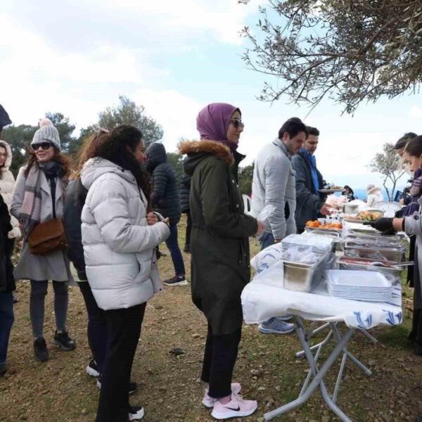 Güzelbahçe manzarasında piknik yapan eğitimciler-3