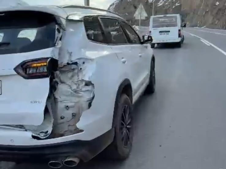 Hakkari’de Dağdan Kopan Kayalar Araçta Büyük Hasara Yol Açtı