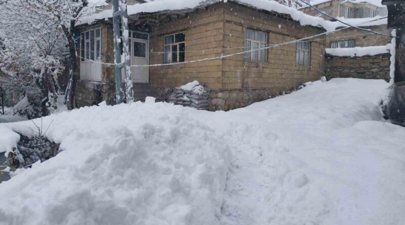 Hakkari'de Kar Yağışı Sonrası Yolların Açılması İçin Çalışmalar Devam Ediyor 1