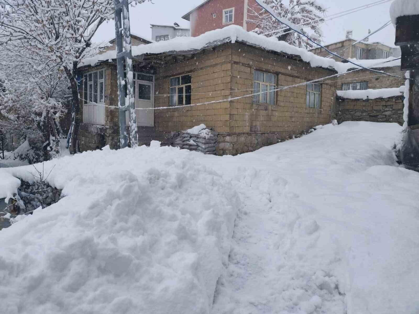 Hakkari’de Kar Yağışı Sonrası Yolların Açılması İçin Çalışmalar Devam Ediyor