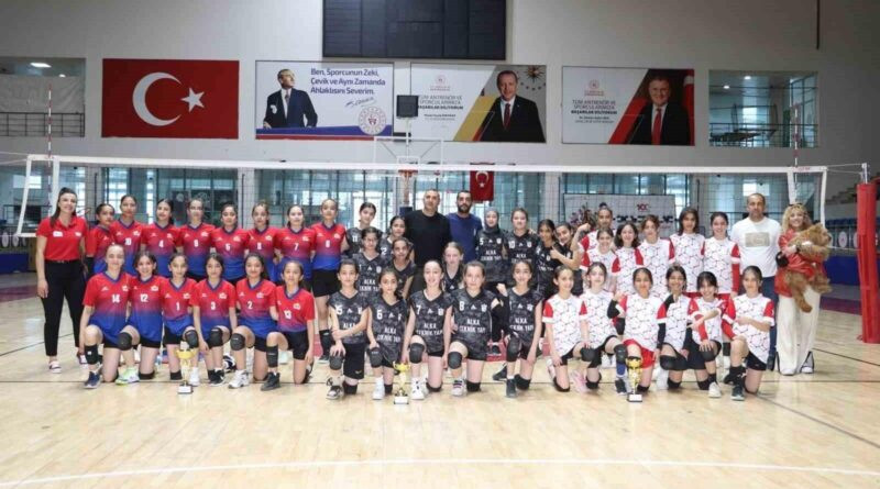 Hakkari'de Midi Kızlar Voleybol İl Şampiyonası Sonuçlandı 1