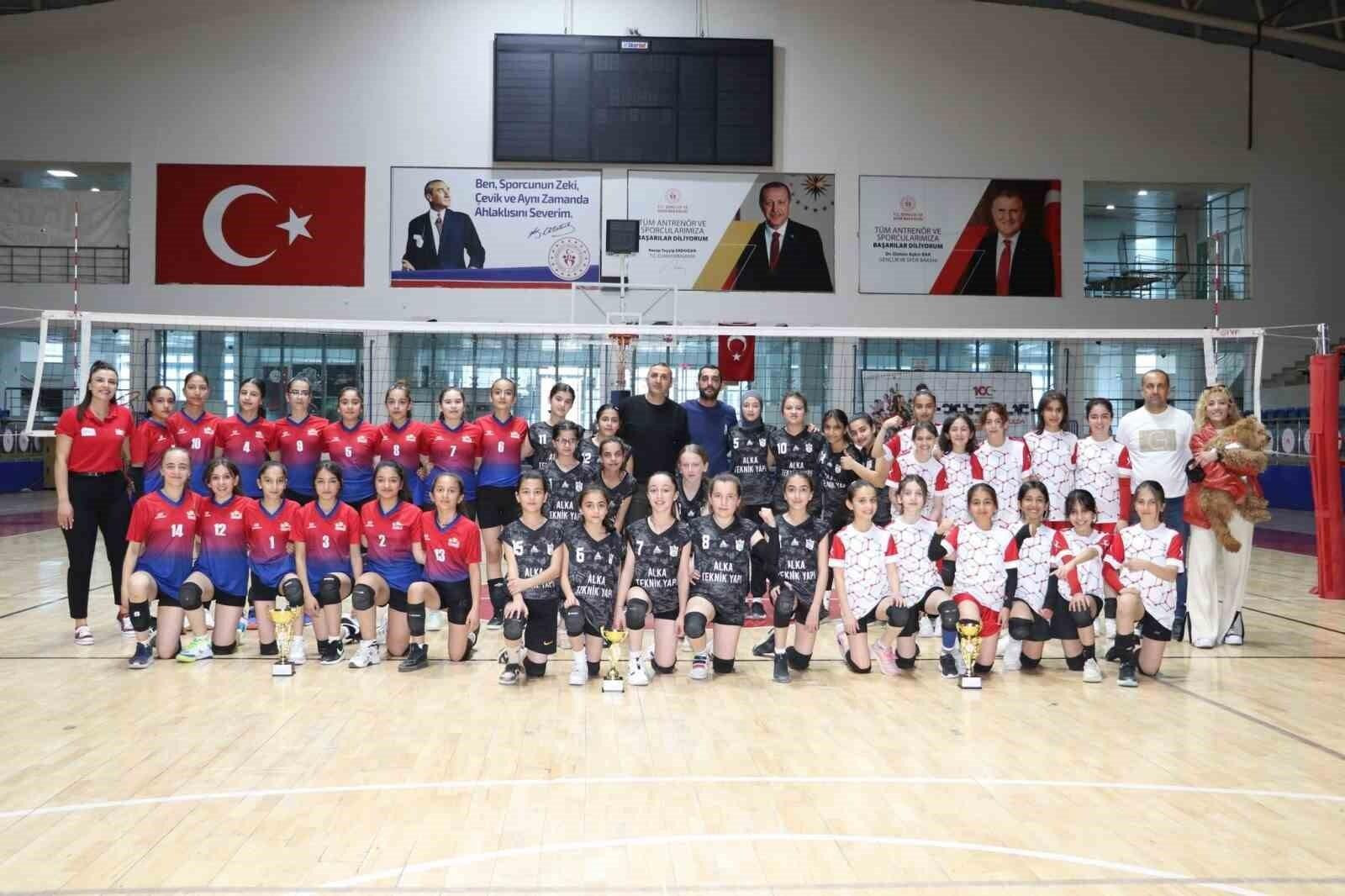 Hakkari’de Midi Kızlar Voleybol İl Şampiyonası Sonuçlandı