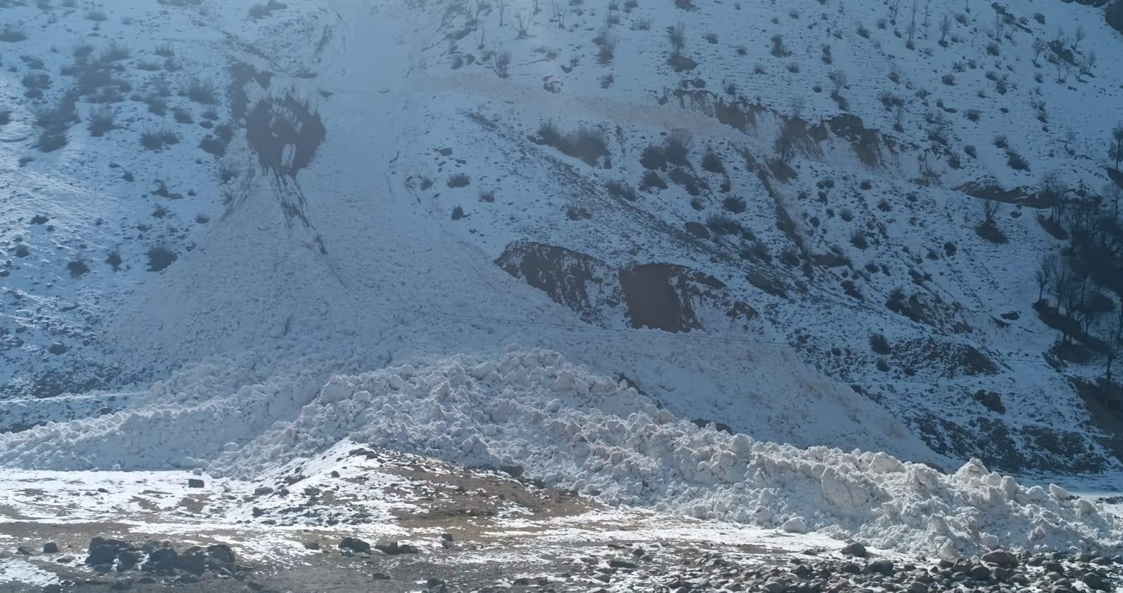 Hakkari’de Olgunlar Köyü’nde Çığ Sonrasında Yol Açıldı