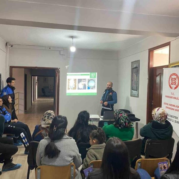 Hakkari İl Emniyet Müdürlüğü ekiplerinin uyuşturucuyla mücadele kapsamında vatandaşlara eğitim verdiği bir fotoğraf-1