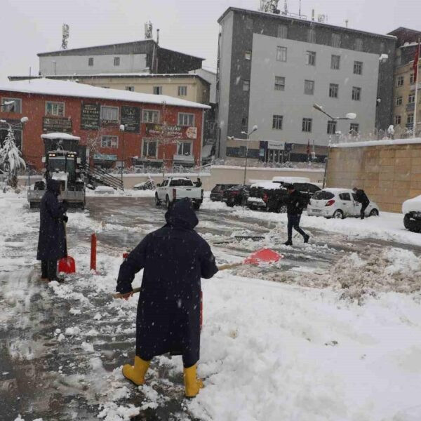 Hakkari'nin karla kaplı sokakları-3