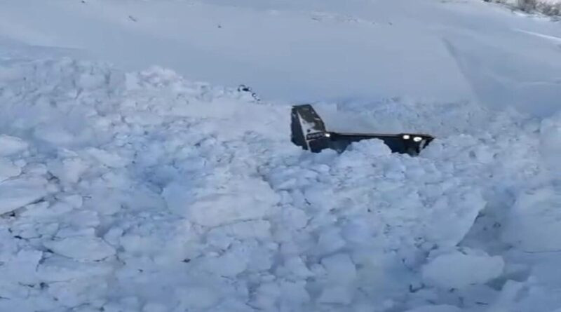 Hakkari'nin Yüksekova'sında 5 Metre Karla Kapalı Yolun Açılması İçin Çalışmalar Devam Ediyor 1