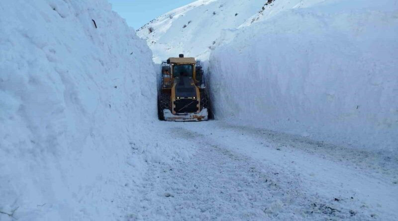 Hakkari Yüksekova'da Çığ Trafik Durumu Yaratıyor 1