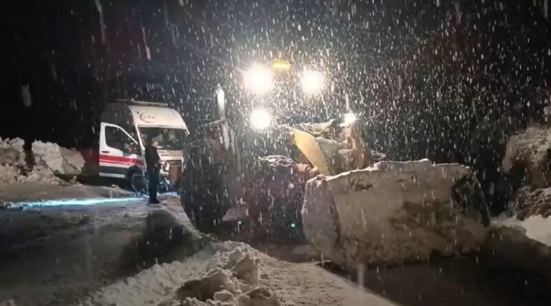 Hakkari Yüksekova'da Karlı Yolların Üstesinden Gelerek Hasta Eve Servis Edildi 1