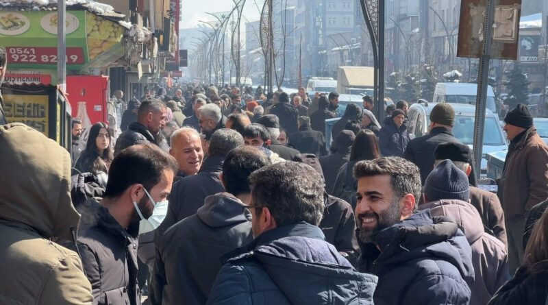 Hakkari Yüksekova'da Ramazan Alışveriş Telaşı 1