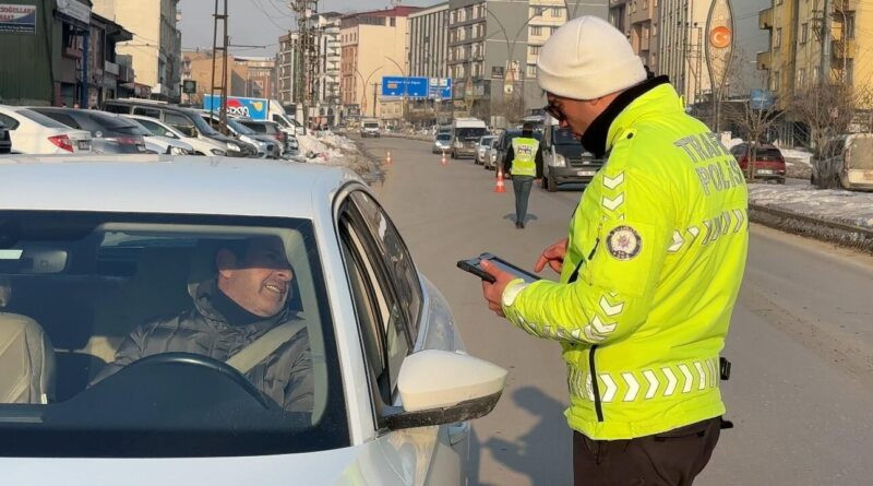 Hakkari Yüksekova'da Trafik Polisleri Emniyet Kemeri Denetimi Yaptı 1