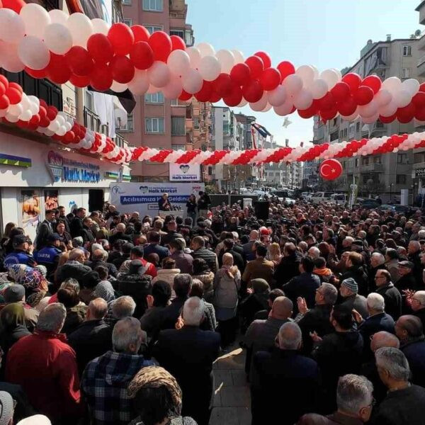 Halk Market'in açılış törenine katılan vatandaşlar.-2