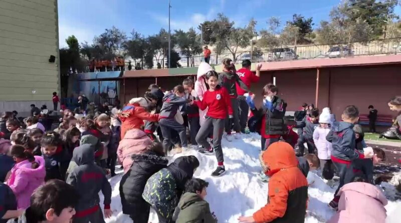 Hatay Belen'de Kar Heyecanı: Öğrenciler Kamyonla Taşınan Karla Mutluluk Yaşadı 1