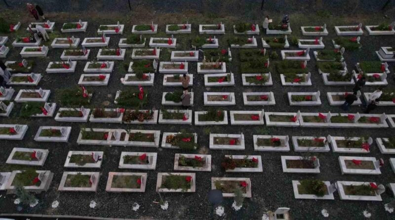 Hatay'da 'Narlıca Deprem Şehitleri' Mezarlığında Deprem Yıl Dönümü Anma Töreni 1