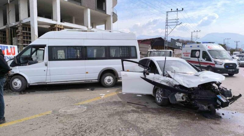 Hatay'da Öğrenci Servisiyle Otomobil Çarpışması Sonucu 5 Kişi Yaralandı 1