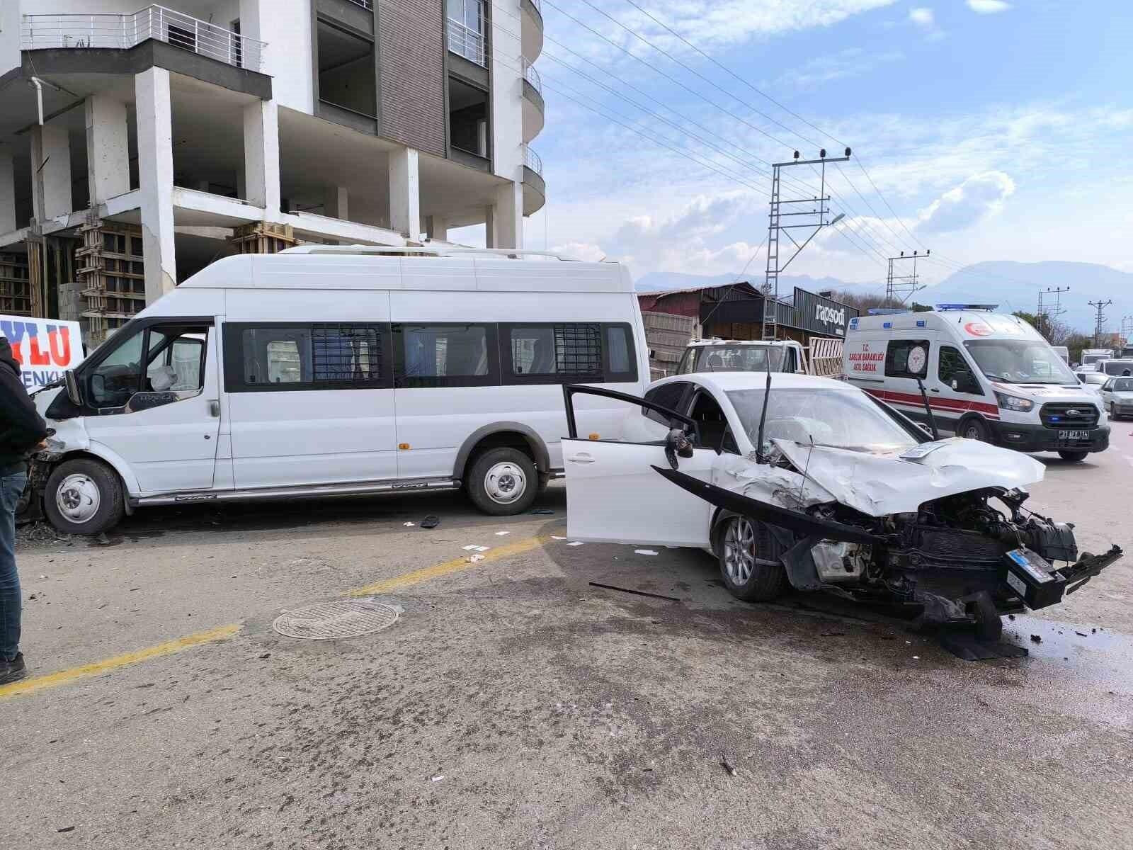 Hatay’da Öğrenci Servisiyle Otomobil Çarpışması Sonucu 5 Kişi Yaralandı