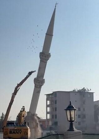 Hatay'ın Kas-ı Arifan Camii'nin Minaresi Deprem Sonrası Yıkıldı 1