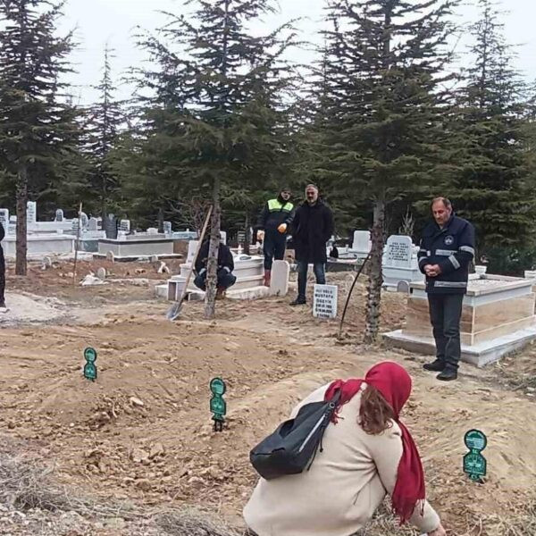 Heyelan sonrası mezar taşınması-5