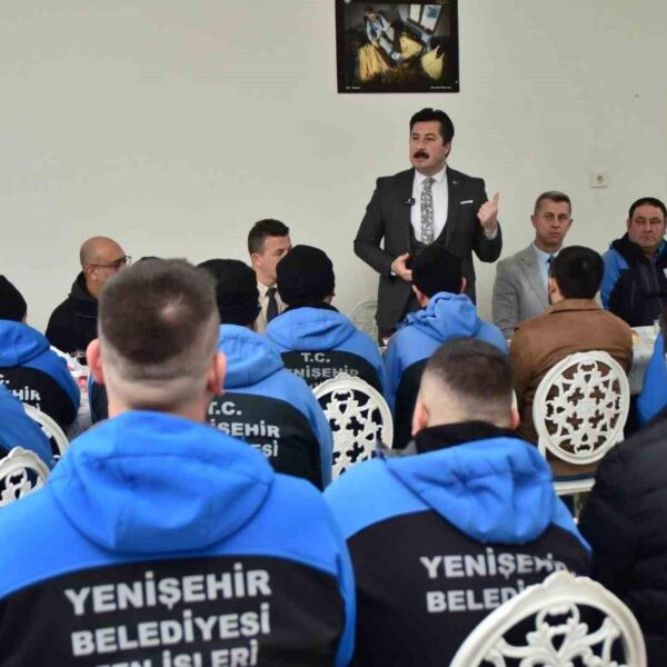 Hizmet İş Sendikası Bursa Şube Başkanı Mustafa Yavuz, Yenişehir Belediye Başkanı Ercan Özel ile birlikte.-2