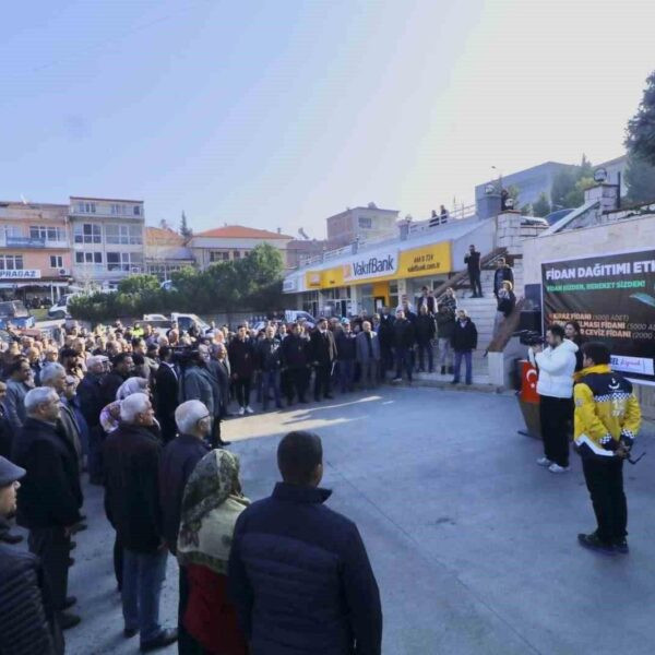 Honaz Belediye Başkanı Yüksel Kepenek fidan dağıtımı töreninde-5