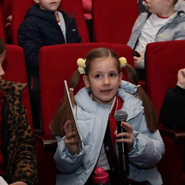 Hümeyra Koçer Köylü, Çocuklara Kitap Söyleşileri etkinliğinde çocuklarla sohbet ediyor.-1