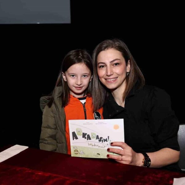 Hümeyra Koçer Köylü, Çocuklara Kitap Söyleşileri etkinliğinde çocuklarla sohbet ediyor.-3