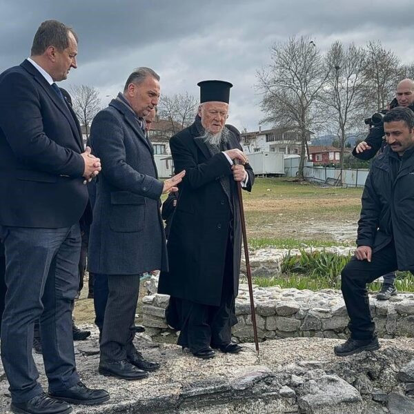 I. Bartholomeos İznik'te bir petrol istasyonunda vatandaşlara hediye veriyor-5