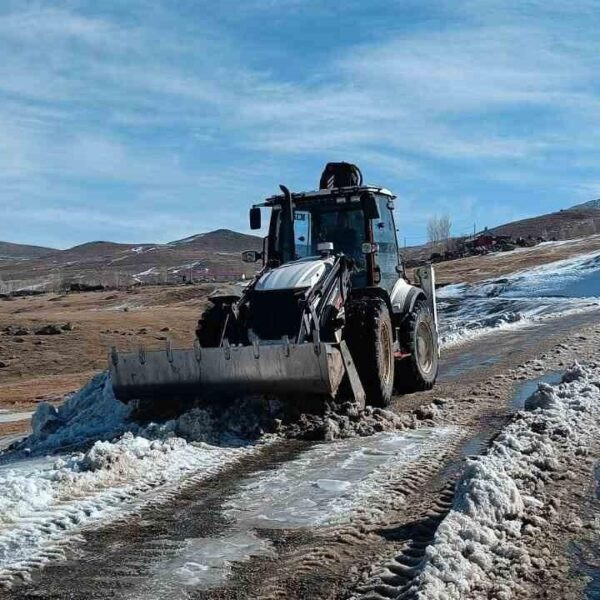 Iğdır İl Özel İdaresi ekipleri yollarda buzlanma çalışmaları yapıyor-1