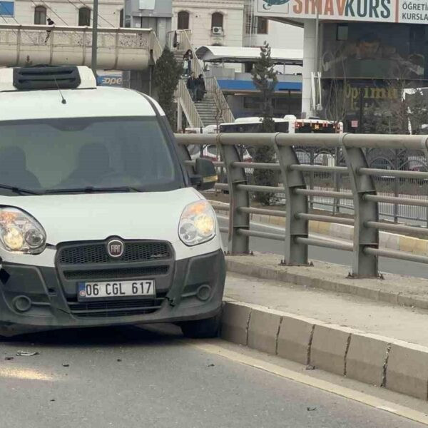 İki ticari aracın çarpışması sonucu meydana gelen maddi hasar-1