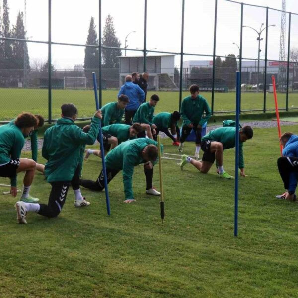 İlker Püren teknik direktörlük yaptığı Sakaryaspor'u elinden geleni yapıyor.-1