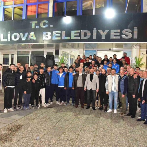 İncirliova Belediyespor oyuncuları sevinçle gülümsüyor, Başkan Kaya onları ödüllendiriyor.-3