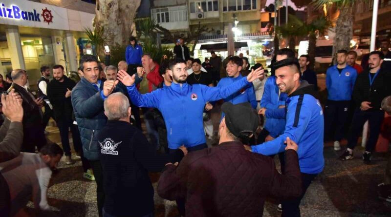 İncirliova Belediyespor, Süper Amatör Lig'de Liderliğe Yükseldi, Başkan Kaya ve Taraftarlar Takımı Coşkulu Bir Karşılama ile Kutladı 1