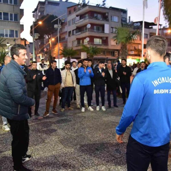 İncirliova Belediyespor taraftarları takımını coşkulu bir şekilde karşıladı.-2