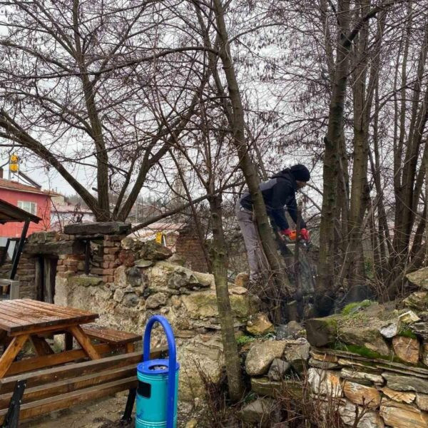 İnönü Belediyesi ekipleri Esnemez Mahallesi'nde temizlik çalışması yapıyor.-1