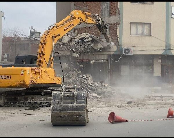 İş makinelerinin yardımıyla yıkılan işyeri-2